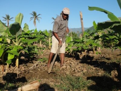 Ein Klenibauer bewirtschaftet sein Land mit Agrarökoloischen Methoden