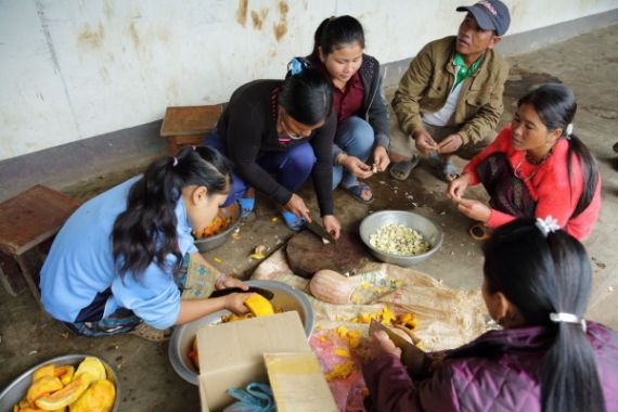 Im Projekt von ACD lernen die Frauen in Kochkursen, wie wichtig Vitamine sind.