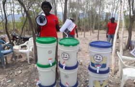 Haiti: Partnerorganisationen der Fastenaktion informieren über Corona und verteilen Material zur Desinfektion.