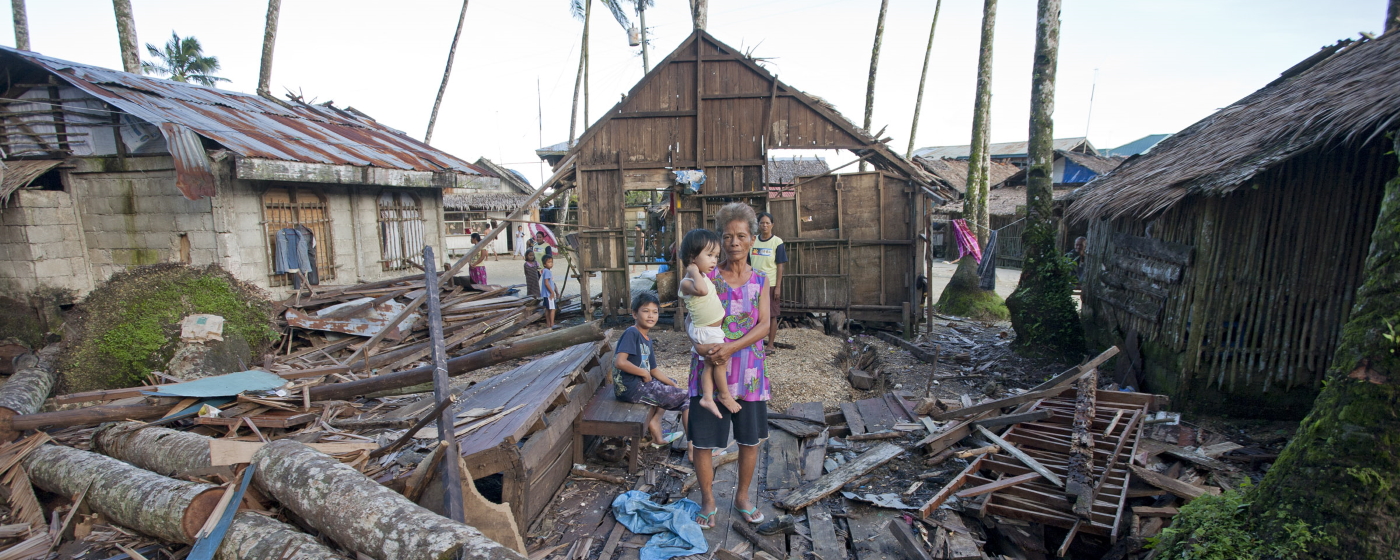 Taifun Sendong, 2011 (auch als Wirbelsturm Washi bekannt): Der Taufun hat das Haus dieser Menschen in Hinatuan auf Mindanao (Philippinen) vollständig zerstört. © Bob Timonera/ Fastenaktion