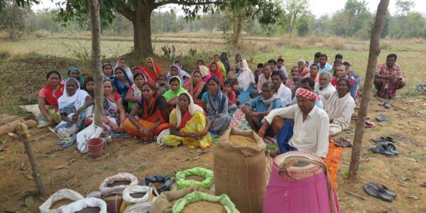 Fastenaktion hilft 180 Dörfern in der Diözese Jashpur Solidaritätskassen zu bilden. Dank diesen Kassen haben Dorfgemeinschaften Geld für Notfälle: zum Beispiel für Saatgut nach einer Dürrezeit. Rund um diese Kassen entwickeln sich selbstbewusste Gemeinden, die für ihr Recht auf Nahrung einstehen