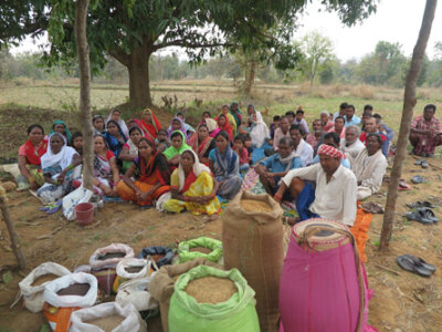 Fastenaktion hilft 180 Dörfern in der Diözese Jashpur Solidaritätskassen zu bilden. Dank diesen Kassen haben Dorfgemeinschaften Geld für Notfälle: zum Beispiel für Saatgut nach einer Dürrezeit. Rund um diese Kassen entwickeln sich selbstbewusste Gemeinden, die für ihr Recht auf Nahrung einstehen