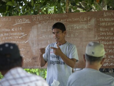 Ein Philippinischer Mann präsentiert bei einem Trainingsprogramm