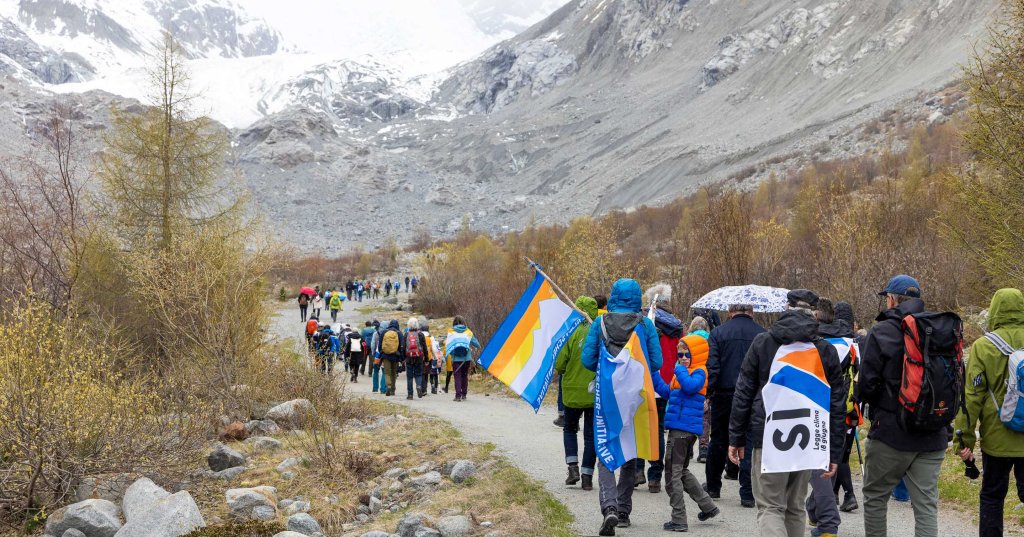 Ein Bild einer Gletscherwanderung am Morteratschgletscher. Die Wanderung fand im Rahmen einer Aktion für ein JA zum Klimaschutz-Gesetz statt.