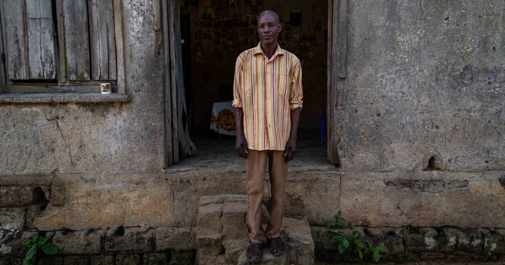 Donatien Mulumba steht im Eingang seiner Hütte.
