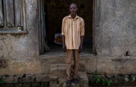 Donatien Mulumba steht im Eingang seiner Hütte.