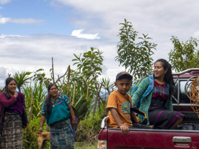 Drei Frauen und ein Junge in Guatemala.