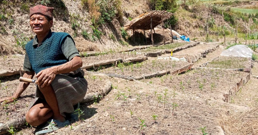 Bauer Sete Budha arbeitet auf seinem Feld nach agrarökologischen Anbaumethoden.