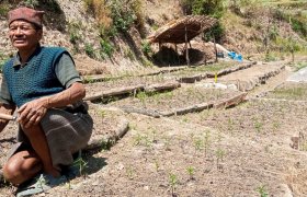L’agricoltore Sete Budha utilizza metodi di coltivazione agroecologici e sementi adattate alle condizioni climatiche.