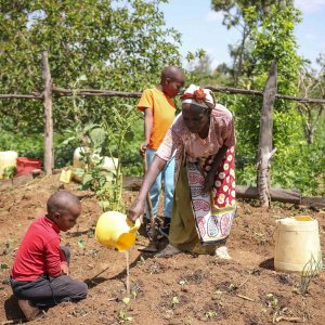 Die Kenianerin Faith bei der Arbeit auf einem Feld.