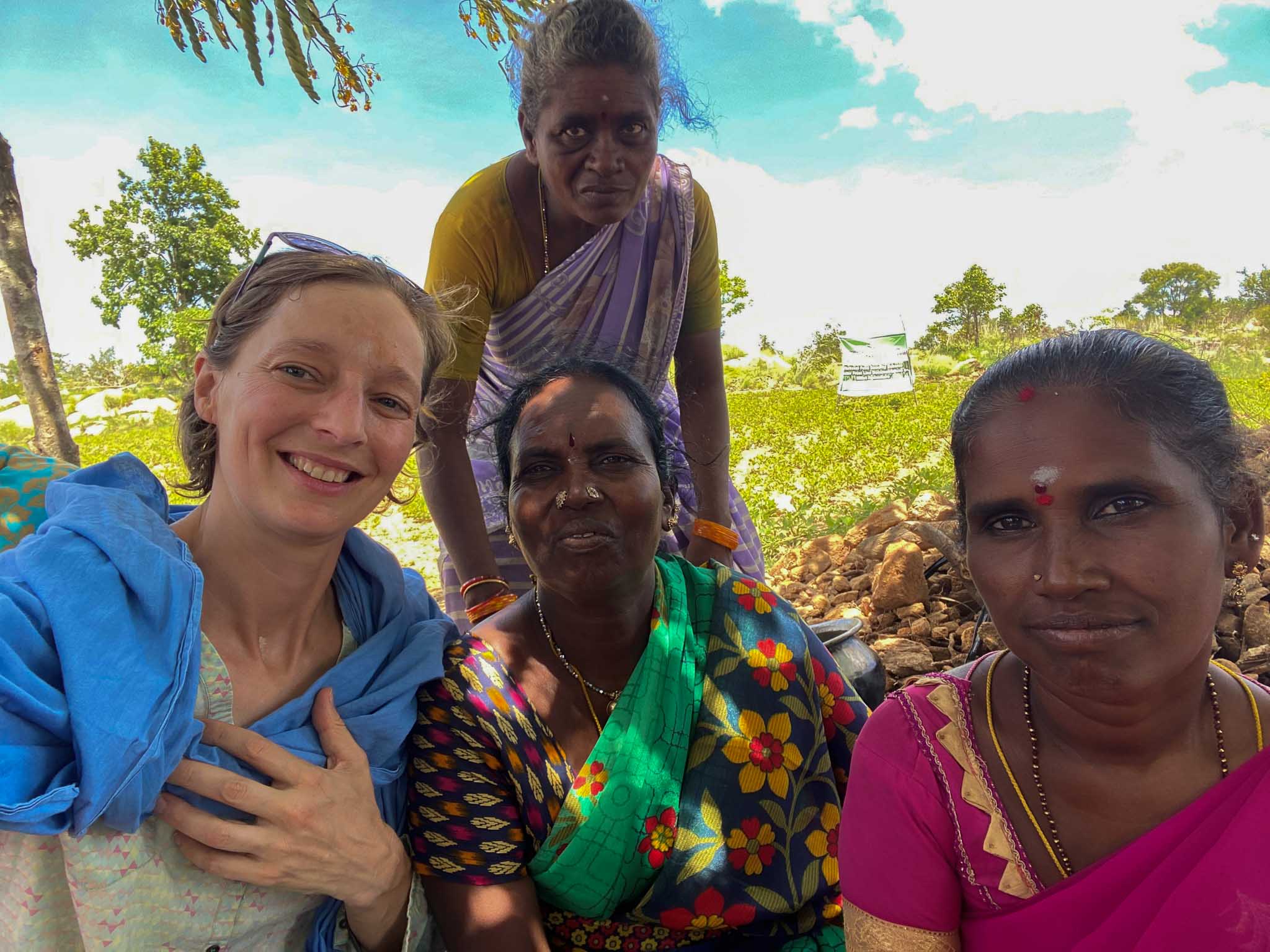 Sandrine gemeinsam mit Koordinatorinnen unserer Partnerorganisationen in der Region Tamil Nadu.