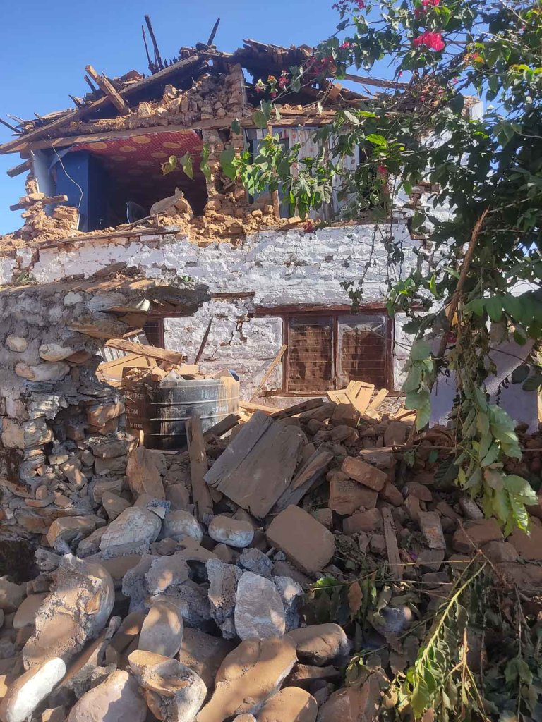 Ein zerstörtes Haus, dass durch das Erdbeben in Nepal eingestürzt ist.