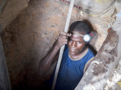 Mann in Goldmine in Burkina Faso.