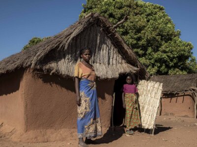 Hareantsoa mit ihrer Tochter Stephanie vor ihrem bescheidenen Haus in Madagaskar.