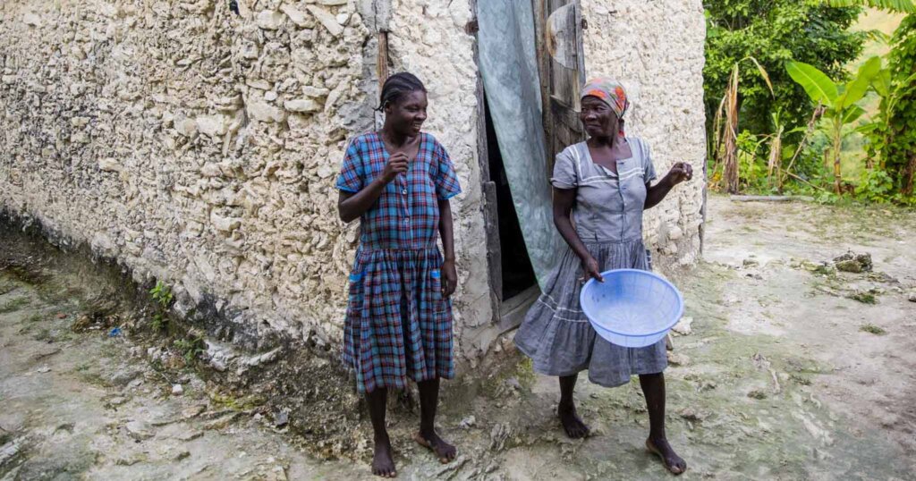 Zwei Bewohnerinnen in einem Dorf in Haiti.
